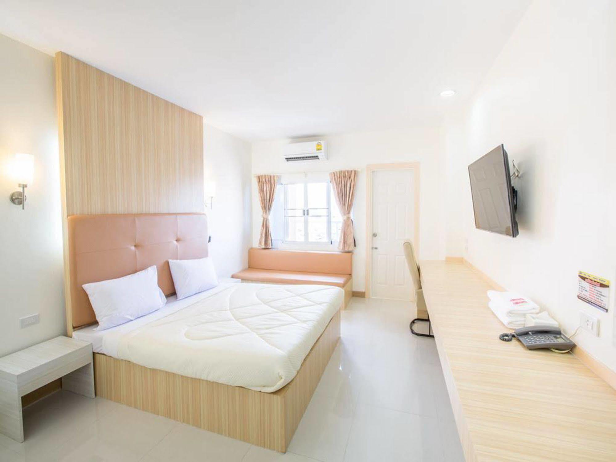 P.A. Thani Hotel Nakhon Sawan Extérieur photo