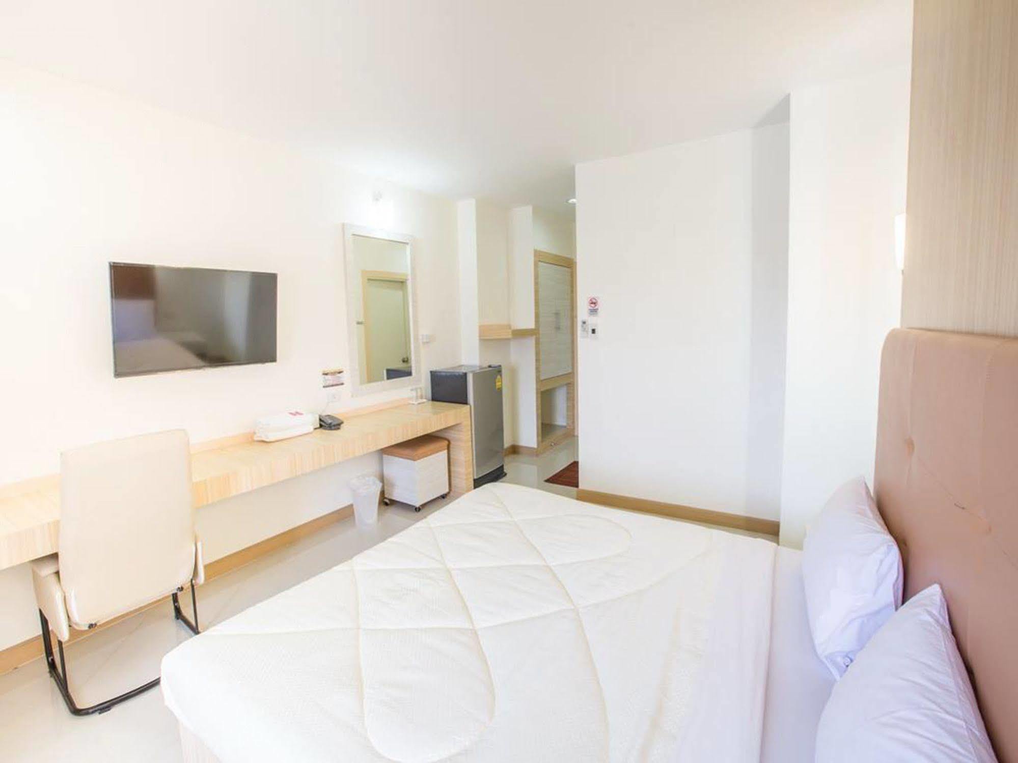 P.A. Thani Hotel Nakhon Sawan Extérieur photo