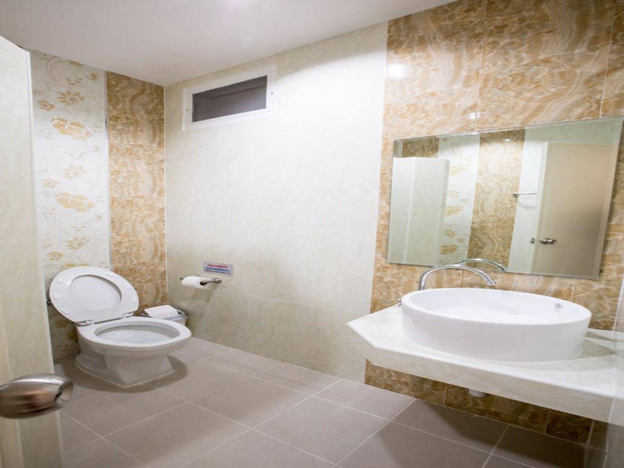 P.A. Thani Hotel Nakhon Sawan Extérieur photo