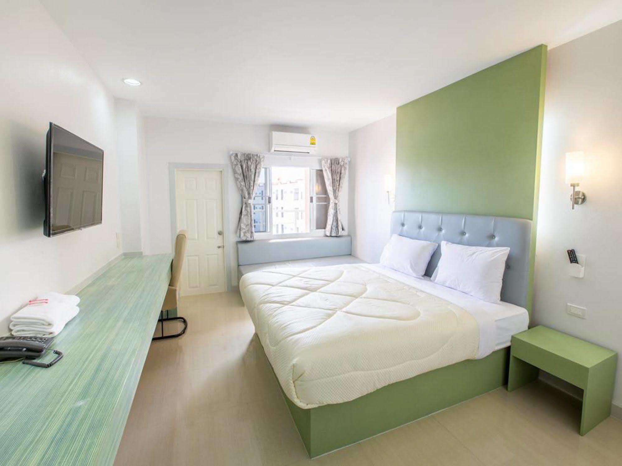 P.A. Thani Hotel Nakhon Sawan Extérieur photo