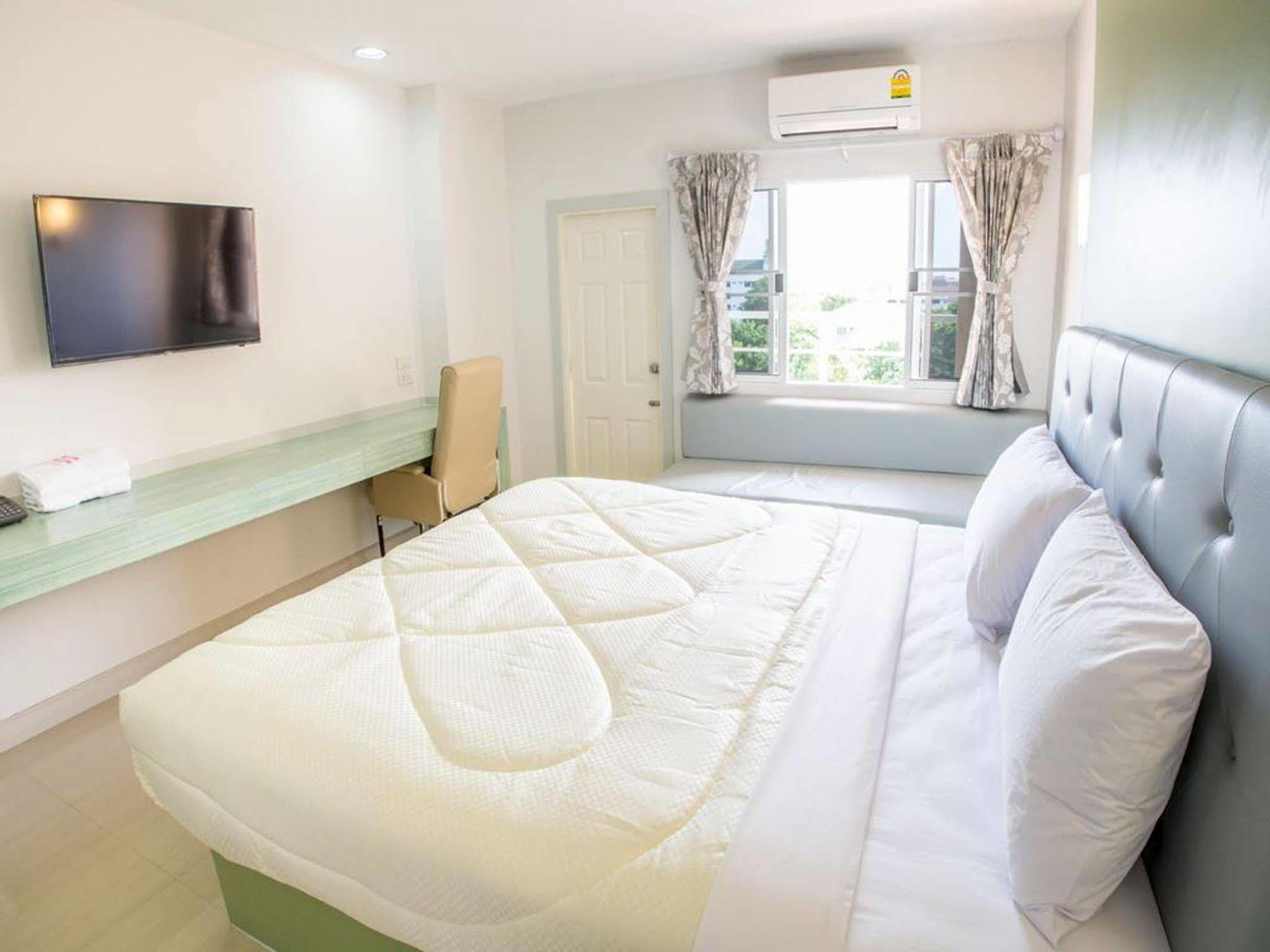 P.A. Thani Hotel Nakhon Sawan Extérieur photo