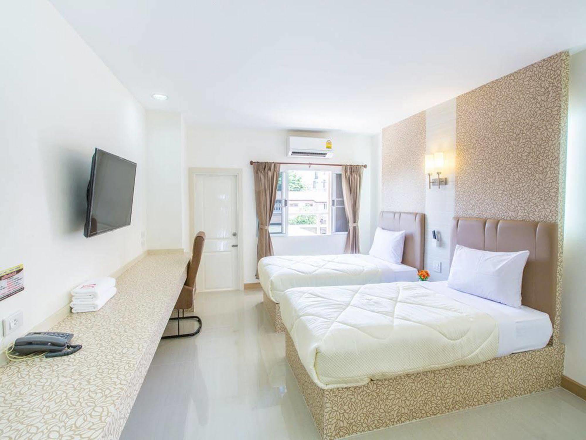 P.A. Thani Hotel Nakhon Sawan Extérieur photo