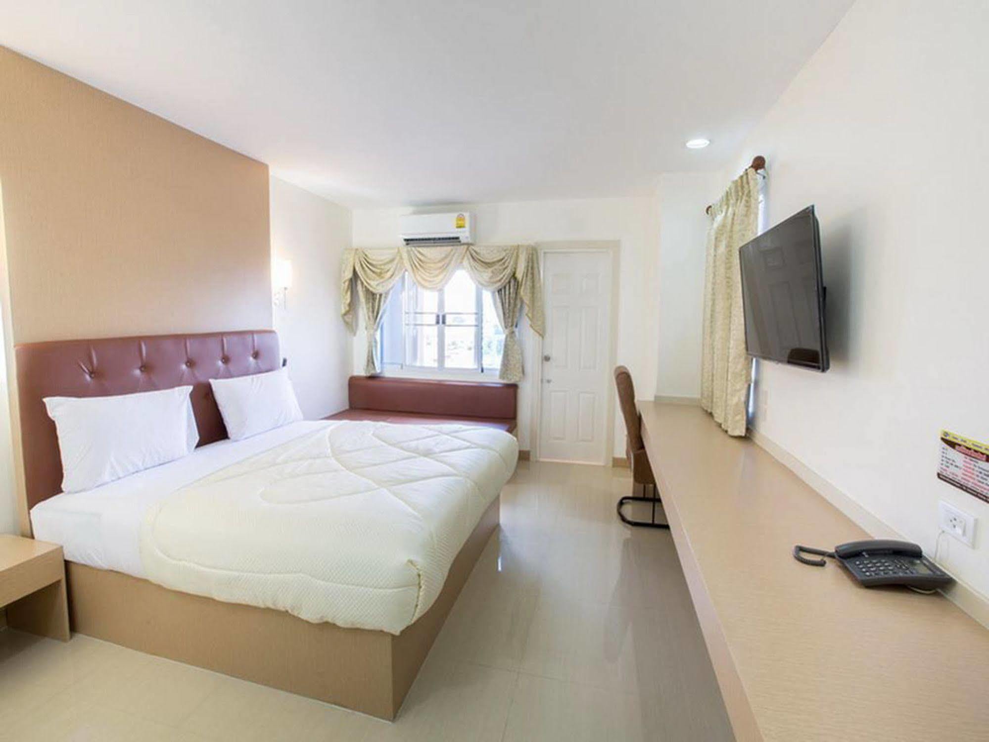 P.A. Thani Hotel Nakhon Sawan Extérieur photo